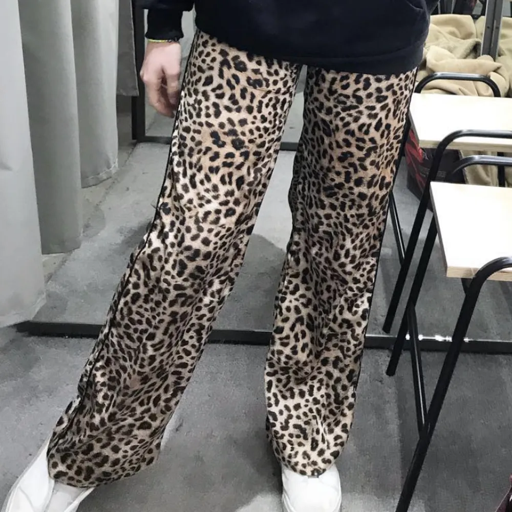  leopardbyxor i fint skick!  Strl S!. Jeans & Byxor.
