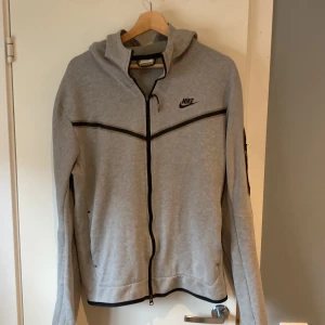 Nike tech fleece - Bra skick, Storlek M men passar också små L. Säljer pga att jag bytt stil. Nypris: 1150-1350 mitt pris: 550