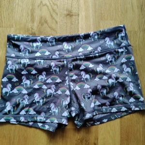 Träningsshorts med enhörningar på  - Ett par gråa minishorts från IAB/MFG med enhörningar på.