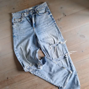 Jeans - Slitna Jeans från Gina.  Fint skick! 
