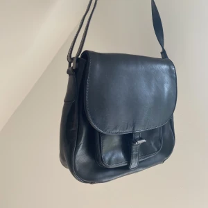 Svart väska - Superfin svart väska som passar till allt