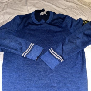 Stone Island tröja - Säljer min goa stone island tröja då den inte längre sitter så bra på mig. Det är en storlek L men lite åt M hållet. Den är i bra skick men finns några knappa skavanker (kom för info) Kostade 2000+ ny. Såklart äkta (finns scan). 