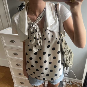 Vit bolero  - Säljer min vita bolero i silke. Storlek S/M🤍🤍🤍🤍