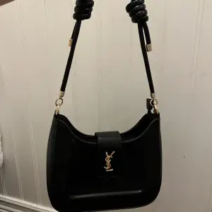 En super fin väska som liknar YSL  den är identisk med den riktiga. 🩵