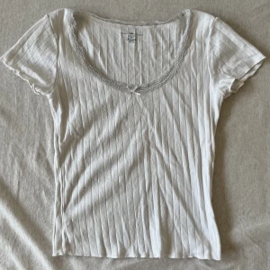 Brandy Melville T-shirt  - Jätte fin tshirt från Brandy Melville som är i jättefint skick💕 sällan använd💕