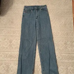 Superfina jeans från H&M i en liten mörkare kulör, sitter super på och har fina ”slitningar” vid anklarna 