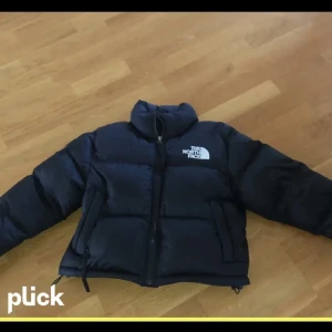 Jättefin north face jacka  - Superfin och varm north face jacka som inte längre kommer till användning. Använd ett fåtal gånger,Bra skick. Fråga gärna vid frågor 