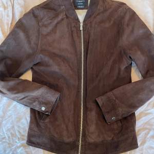 Jacka i fin kvalite, producerad i Italien.  Ord. Pris: 3199  https://www.grandfrank.com/sv/collections/jackets/products/marloes-suede-jacket-dark-brown