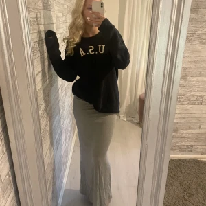 Stickad tröja  - Säljer nu denna stickade lite oversized tröjan! Jag är en strl s och tror den skulle passa på någon upp till M eller L. Hör av er om Ingvar frågor🫶🏻 prisförslag eller köp direkt för 289kr!!