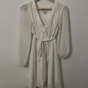 Vitt klänning  - Säljer nu min vita långärmade klänning ifrån naked i storlek 36. Klänningen är använd ett fåtal gånger och är i bra skick. Hör av dig om du har frågor. 💗