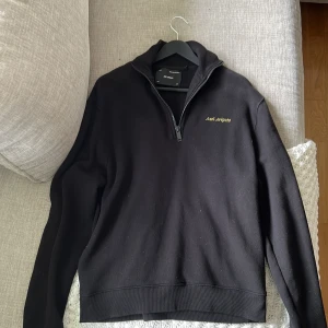 Axel Arigato  - Säljer min Axel Arigato half zip som är helt oanvänd i skick 10/10. Köpt för 2400kr. Säljer för 1250kr. Storlek Medium.