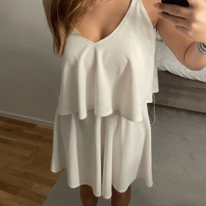 Nelly volang klänning  - Knappt använd.  Fint öppen i ryggen. Storlek xs men passar även nån som bär S