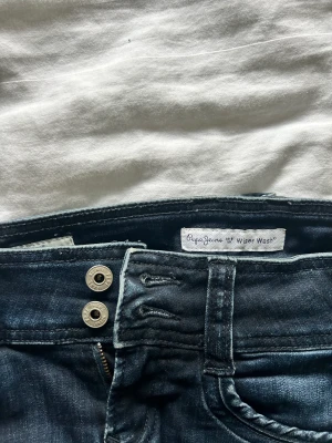 Pepe jeans - Supersnygga low waist pepe jeans! Bra skick! Kan diskutera pris vid direkt köp. Jag är 162 och har 34/36 i jeans och de passar mig bra och lägger sig fint nere över skorna. Modellen är pepe jeans gen - straight low waist