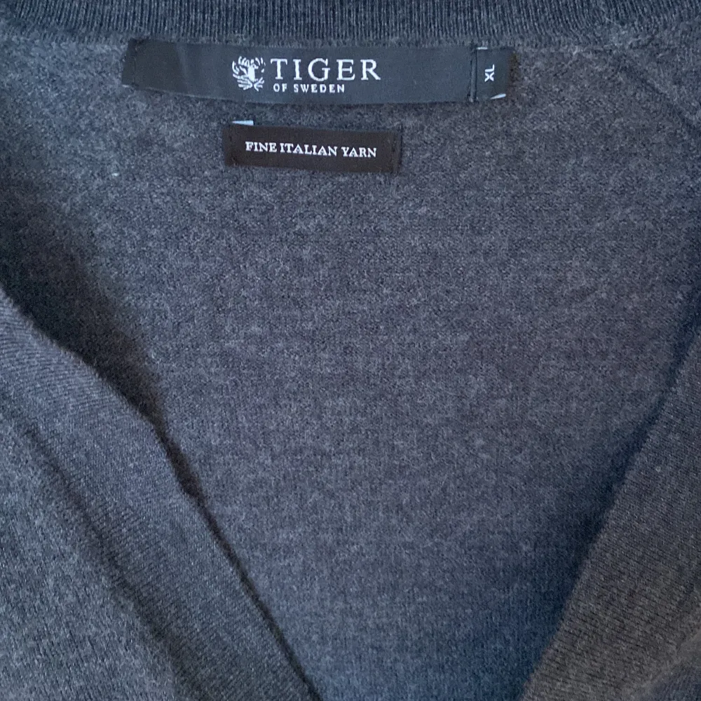 Säljer min riktigt stilrena stickade tröja från Tiger of Sweden, tröjan är i utmärkt skick och har inga defekter. Den är i XL (barnstorlek) vilket motsvarar S och passar runt 170cm! Hör av er vid funderingar samt intresse!. Tröjor & Koftor.