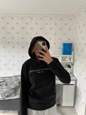 Tommy Hilfiger hoodie - Säljer en svart hoodie från Tommy Hilfiger med logga. Använd Max 10ggr så i väldigt fint skick. Storlek 164 barn men passar xs/s