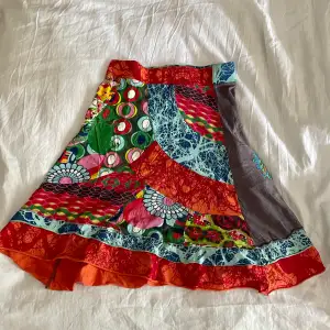 Jättefin kjol från Desigual, storlek S. Det syns att den är tvättad men fortfarande klara fina färger. 