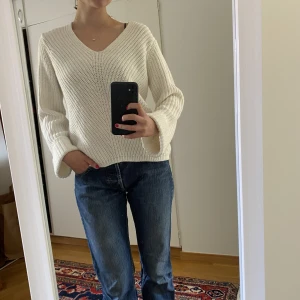 Vit stickad tröja - Jättefin vit stickad tröja, passar till allt! Stl S. 