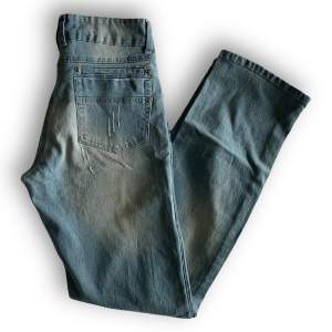 Ljusa jeans med många fickor och små slitningar 