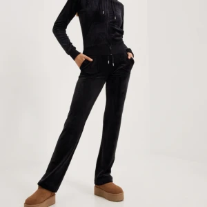 Juicy byxor - Helt oanvända juicy byxor, sprättade ner till men ingen man ser. Nypris: 1100kr Storlek XL men passar bättre som S eller M (Köparen står för frakten)