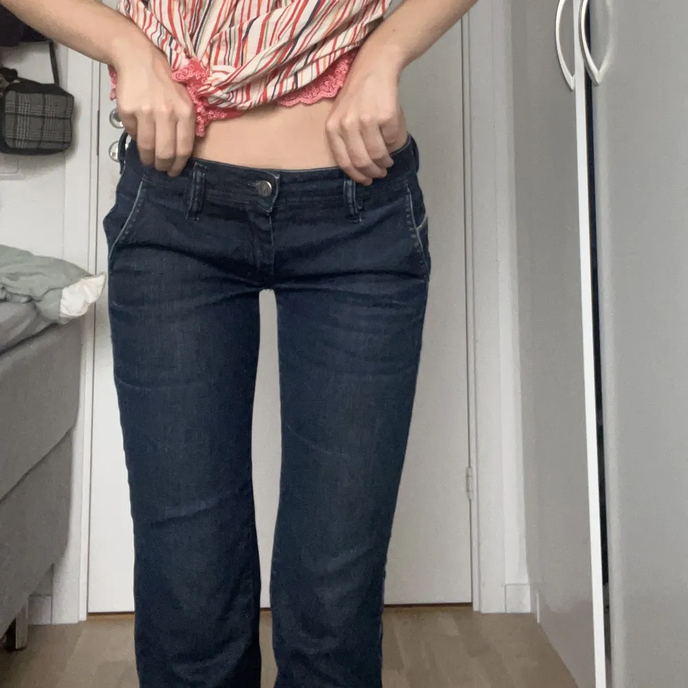 sååå snygga o sköna lågmidjade jeans från diesel i väldigt bra skick! midja: 26 längd: 32 (jag är 170 cm) . Jeans & Byxor.