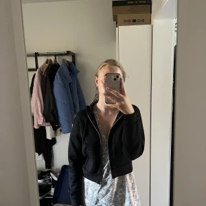 Croppad hoodie  - Kortare hoodie med dragkedja och fickor från hm