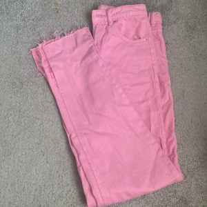 Rosa jeans  - Aldrig använda då dom är försmå säljer även för dom inte är min stil längre💗dom är raka hela vägen ner till fötterna och har en slits, skriv privat för fler bilder om ni skulle vilja ha det