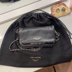 Zadig & Voltaire - Det har blivit dags för mig att sälja min älskade zadig väska i modellen rock nano studs clutch!🤩 Priset på Zadigs hemsida ligger på 2,5 tusen och mitt pris är 1000☺️ Hör gärna av dig vid frågor!❤️