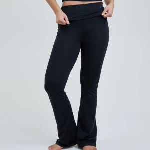Yogapants bikbok  - Säljer dessa yogapants från bikbok i storlek s. Endast använda fåtal gånger. Helt slutsålda på Bikboks hemsida. Köpta för 499kr. Hör av er vid frågor :)