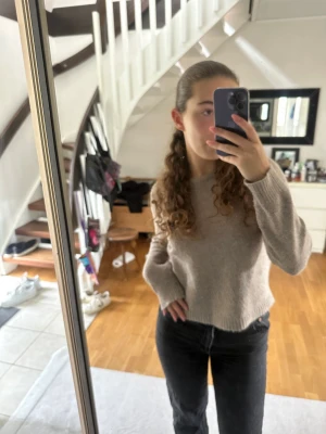 Stickad tröja  - Jättefin stickad tröja från only, så snygg nu till hösten😍Frakt ingår inte! 