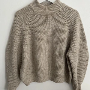 Stickad tröja - Varm beige stickad tröja från H&M, haft ett tag men använt fåtal gånger.  Inga defekter 