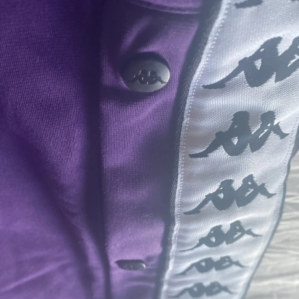 Säljer ett par jättefina lila kappa byxor med fina detaljer och knappar längs sidan på benen som har används fåtal gånger och inte kommer till användning längre💜. Jeans & Byxor.