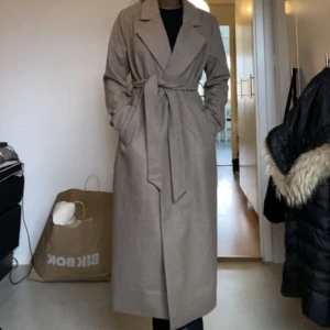Kappa från Bikbok - Säljer min kappa från bikbok som jag bara använt några få tal gånger. Den är som helt ny. Jag gjorde misstaget och använde en ullig halsduk som sedan fällde en hel del på kappan. Jag har ingen bra roller hemma så får inte bort det. Ny pris 599kr