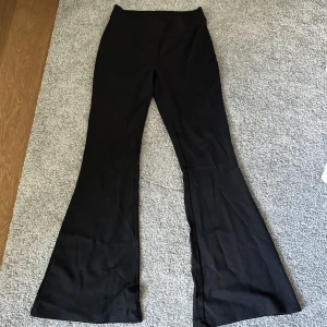 Flared leggings Gina Tricot - Aldrig använda svarta flared stretch leggings. Helt perfekt skick. 