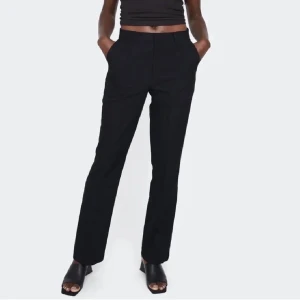 Kostymbyxor bikbok  - Fina svarta kostymbyxor från bikbok stl 40 i modellen Vilma som säljs då de ej kommer till användning. I bra skick. Vid snabb affär kan pris diskuteras.