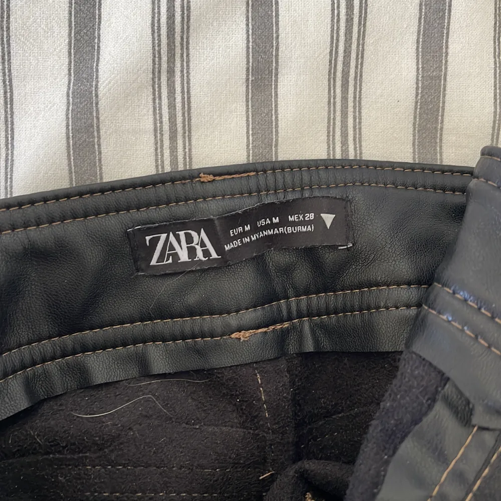 Snygga byxor från Zara! Raka i benen med en beige söm. . Jeans & Byxor.