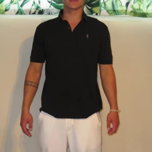 Hugo Boss Piké  - Hej! Fin Hugo boss piké. Con 7/10 De översta knappen åker lätt upp. Annars bra skick! Stor i storleken.  Hör av dig vid fler frågor: )