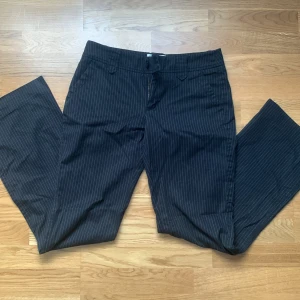 RANDIGA KOSTYMBYXOR EDC - Lågmidjade och jättebra kvalité! Kan sprättas upp och bli längre. Innerbenslängd 77(+4) midjemått 40