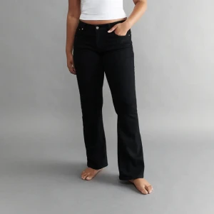 Svarta bootcut low waist byxor - Säljer dessa as snygga byxor som knappt är använda! De sitter jätte bra på mig som har storlek M men skulle även sitta jätte bra på någon som har S! Skriv till mig för fler bilder eller annat<3