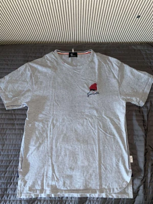 Moncler t-shirts - Säljer dessa coola moncler t-shirts! De kommer från en Limited edition collection! De är i väldigt bra skick 500kr/st Postas bara  Betalningar sker via Swish!