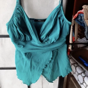 Jane Norman top - Supersnygg blå topp från Jane Norman. Köpt på Vinted men tyvärr inte kommit till någon användning! Står ingen storlek men uppskattas som xs/s! 