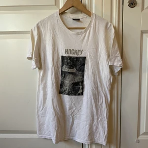 Vit hockey tröja - Skitsnygg hockey tröja som är för liten för mig. Strl M
