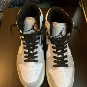 Jordan 1 mid light smoke Grey - Skicket är 9,5/10 dock blev den högra skon gul vid högersidan av yttersulan pga sol. Pris kan diskuteras 