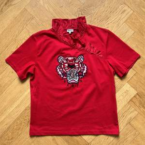 Hej! Säljer en snygg röd t-shirt från Kenzo med volangkrage och klassisk tigerbrodering 🐯 Inköpt i Paris och är i fint skick!