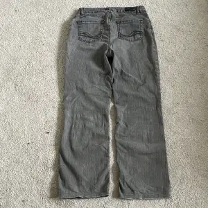 Gråa baggy bootcut jeans Midjemått: 39 cm Innerbenslängd: 72 cm Ytterbenslängd: 102 cm 