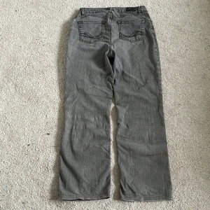 Baggy bootcut jeans  - Gråa baggy bootcut jeans Midjemått: 39 cm Innerbenslängd: 72 cm Ytterbenslängd: 102 cm 