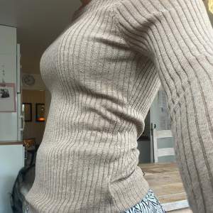 Hår är en fin tun tröja till hösten från H&M. ❤️✨💓🧥 Använd fåtal gånger och nästan som ny, (bra skick)❤️✨💓