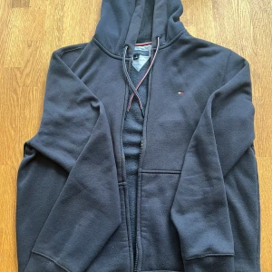 Tommy hilfiger Zip hoodie - Tommy hilfiger zip hoodie skick 9/10 i storlek  Nypris ca 1400kr 