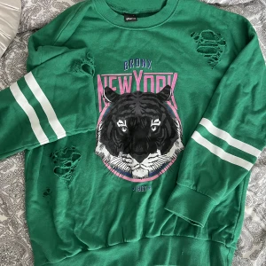 Sweatshirt från Gina Tricot  - Denna sweatshirt är använd 3 gånger, är oversized så passar både L och XL och även mindre storlekar beroende på hur man vill den ska sitta.
