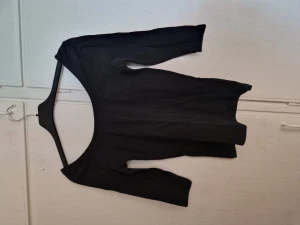 Basic tröja - Basic tröja med stor öppning runt halsen. Trekvarts ärm. Tight modell. Fint skick.😊