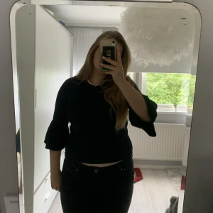 Topp - Så snygg topp ifrån hm som har trekvartsärmad! Passar till allting och är i nyskick💘 Storlek M men passar från xs ☺️